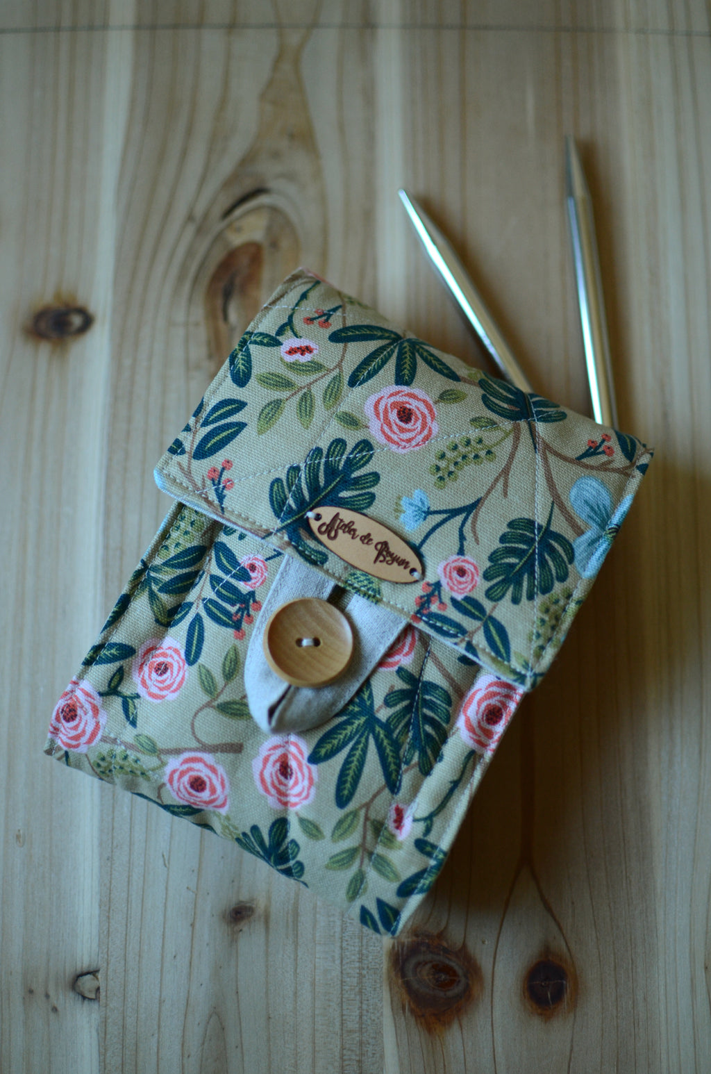 Interchangeable knitting needle storage with a zipper pocket