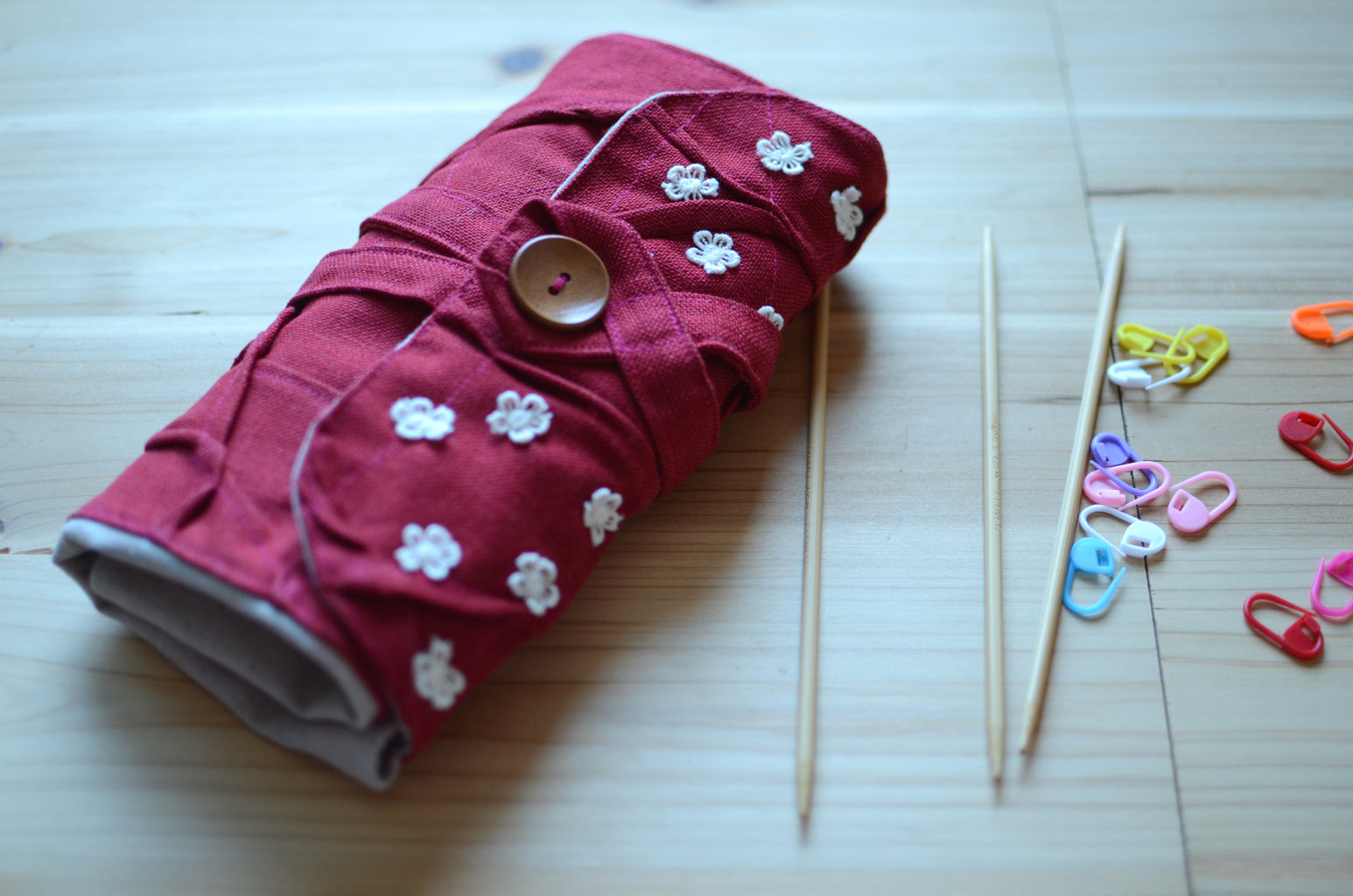Circular knitting needle storage in mustard flower with many pockets a -  Atelier de Soyun