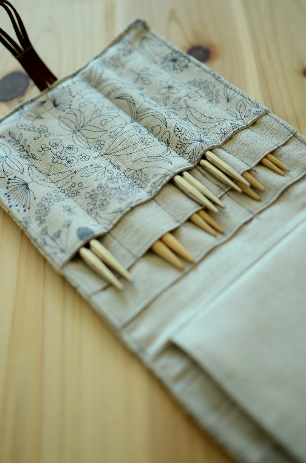 knitting needle storage for interchangeable needle set/ print on linen