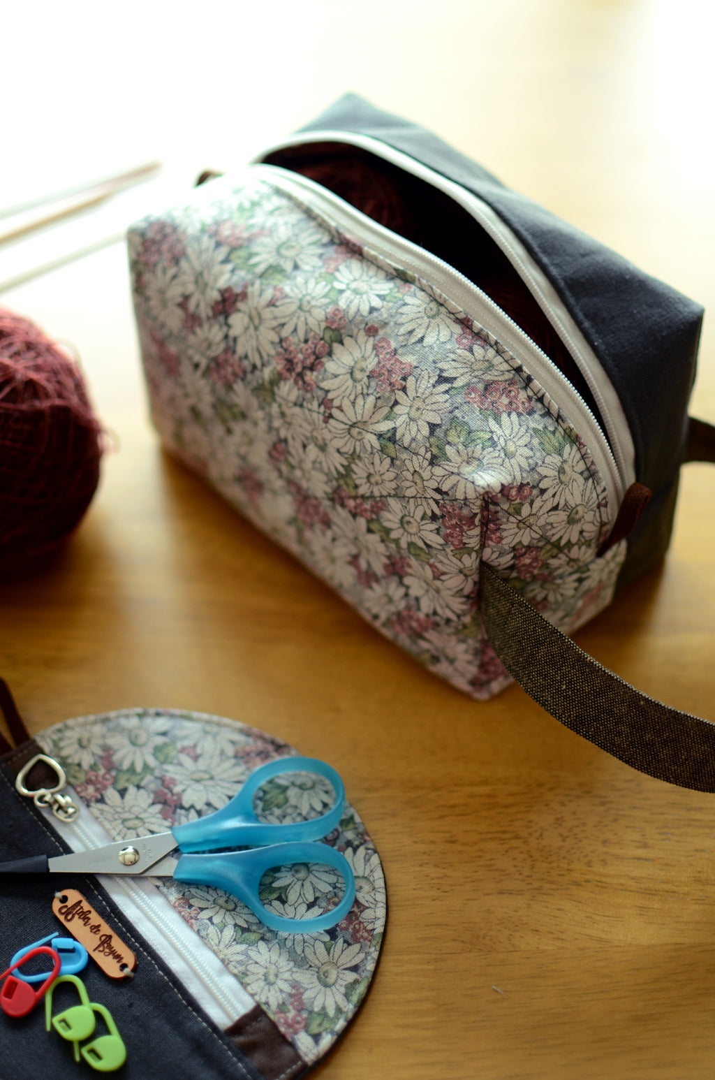 Flower power! Kntting proejct bag with carry handle