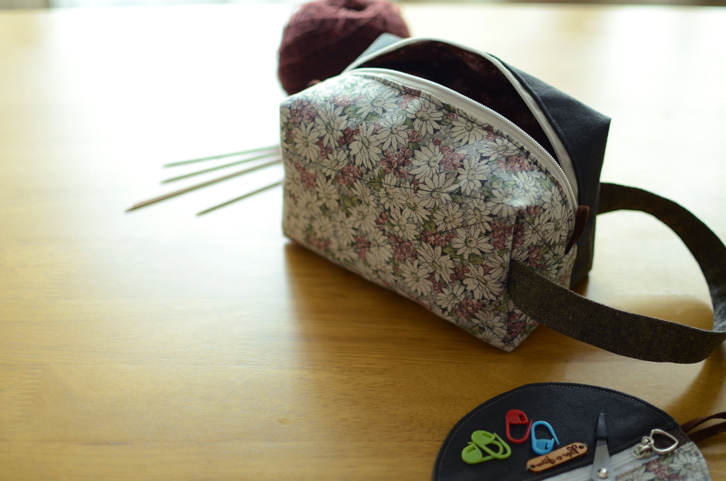 Flower power! Kntting proejct bag with carry handle