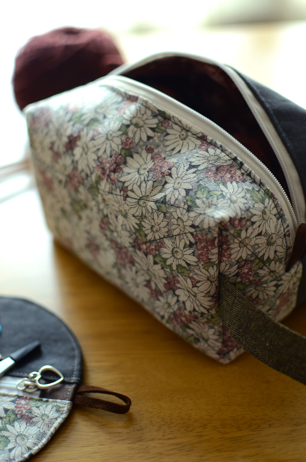 Flower power! Kntting proejct bag with carry handle