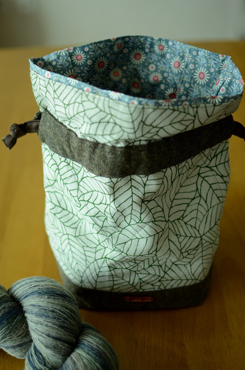 Project bag/ print on natural linen/ zipper pocket for accessories/ Green leaves