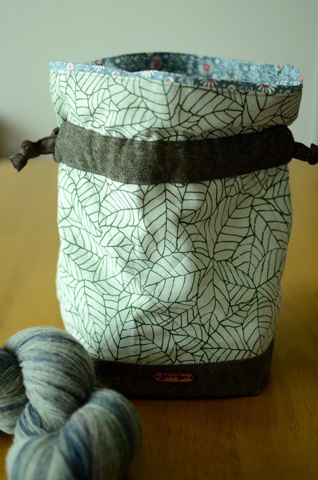 Project bag/ print on natural linen/ zipper pocket for accessories/ Green leaves