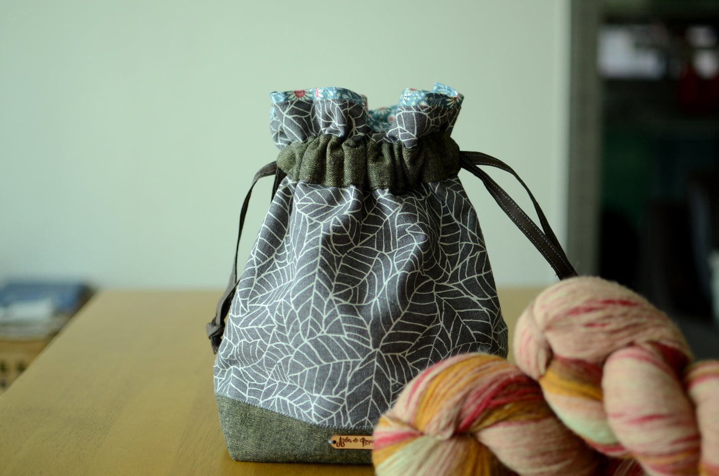 Project bag/ print on natural linen/ zipper pocket for accessories/ Grey leaves