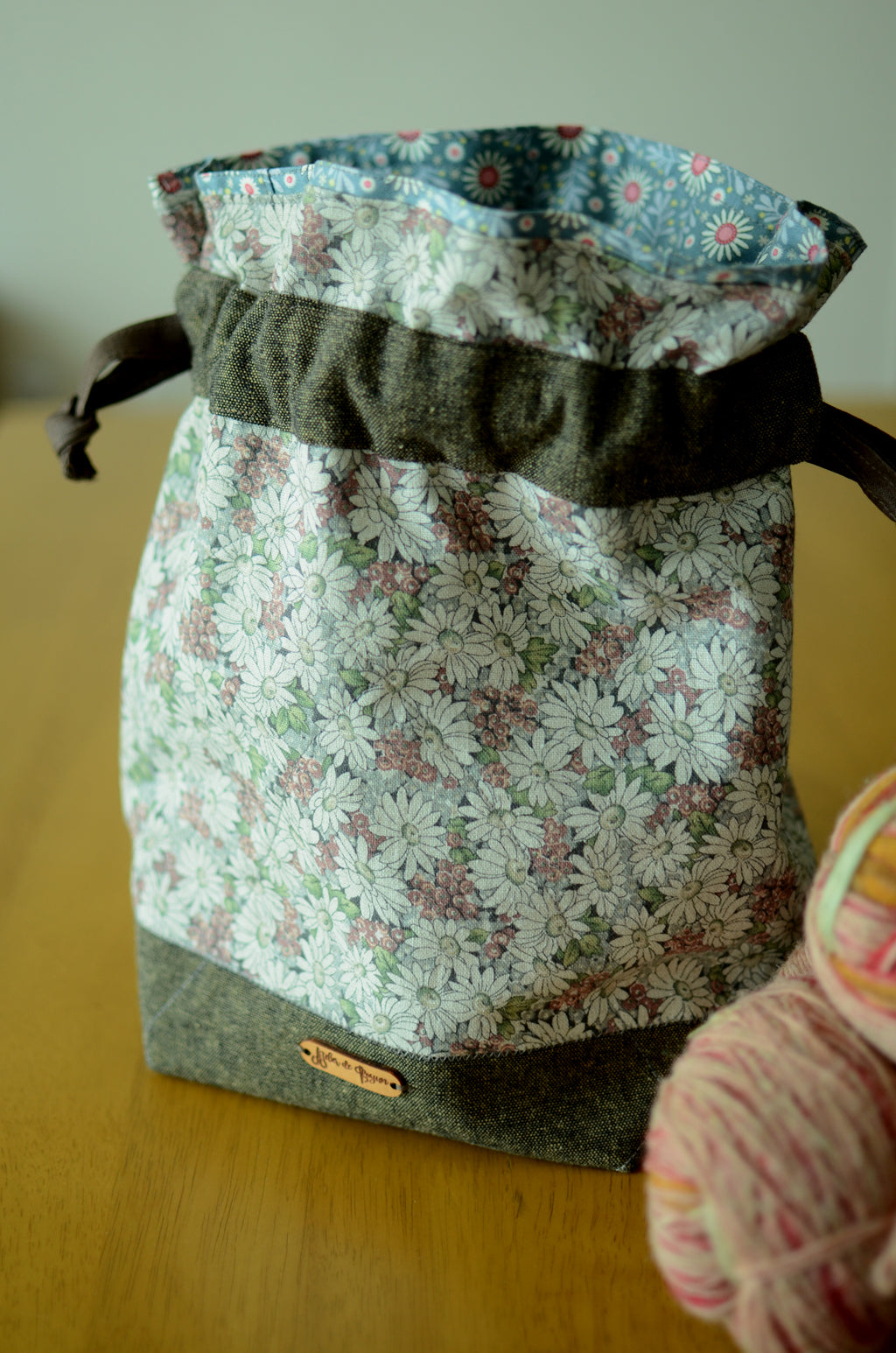 Project bag/ print on natural linen/ zipper pocket for accessories/ Linen Flower