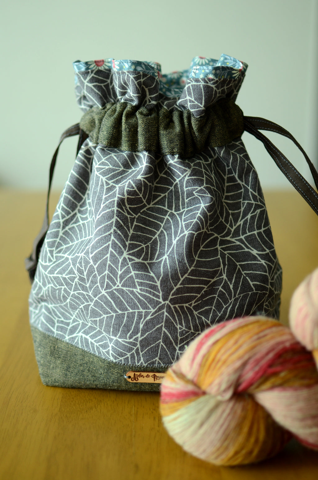 Project bag/ print on natural linen/ zipper pocket for accessories/ Grey leaves