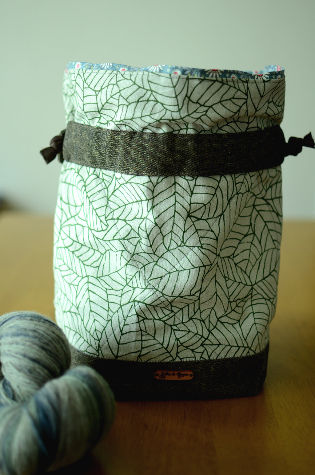 Project bag/ print on natural linen/ zipper pocket for accessories/ Green leaves