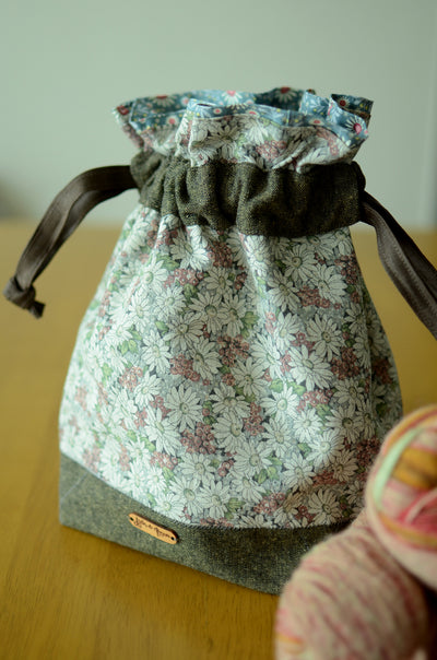 Project bag/ print on natural linen/ zipper pocket for accessories/ Linen Flower