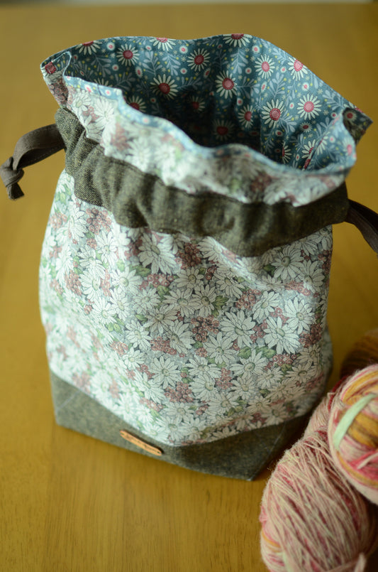 Project bag/ print on natural linen/ zipper pocket for accessories/ Linen Flower