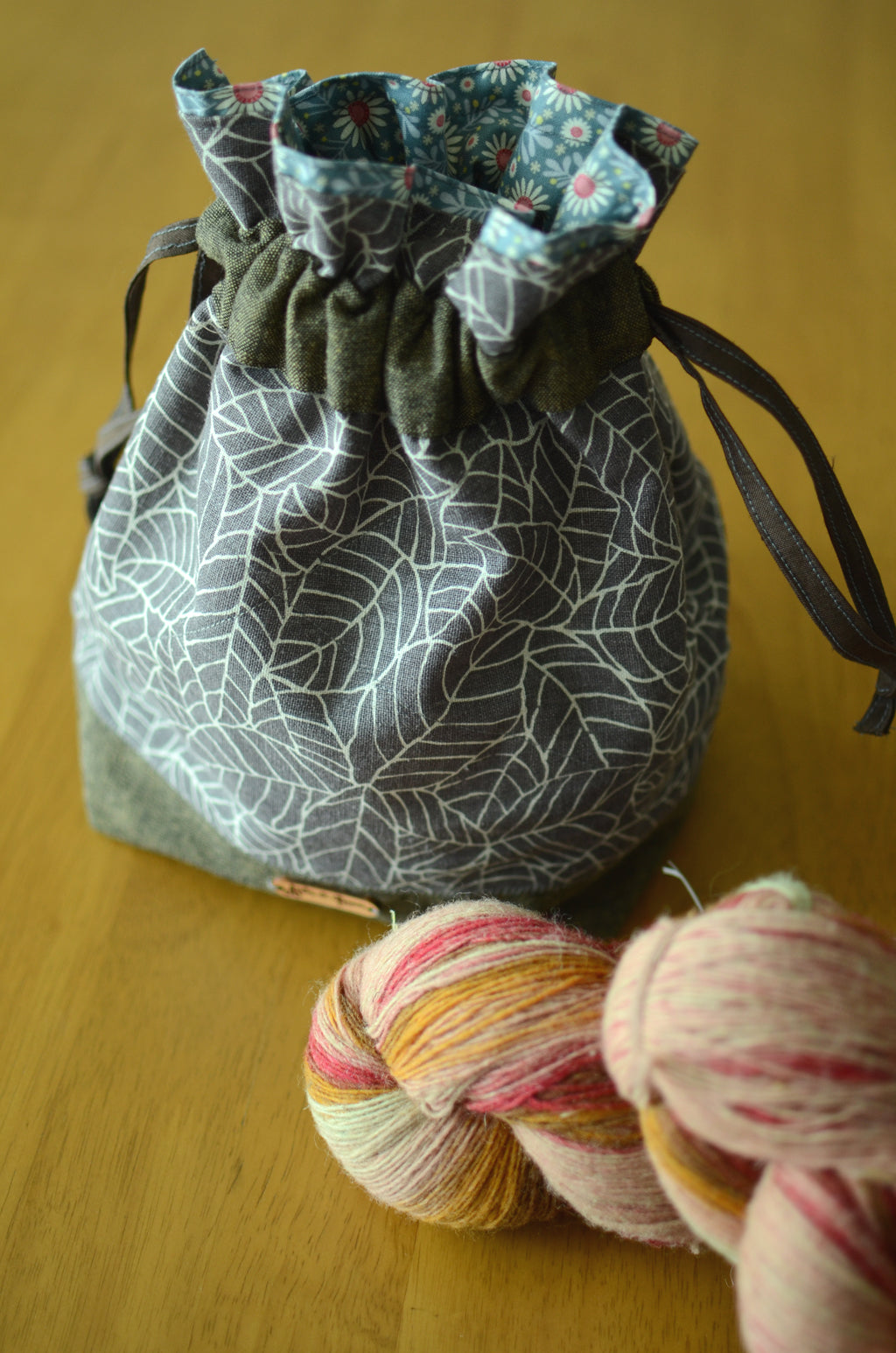 Project bag/ print on natural linen/ zipper pocket for accessories/ Grey leaves