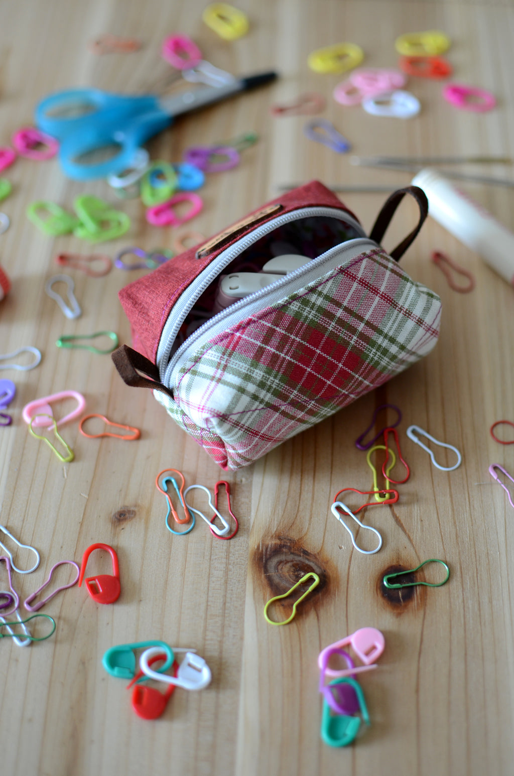 Perfect stitch marker/ progress keeper/ mini scissors pouch / Holiday check