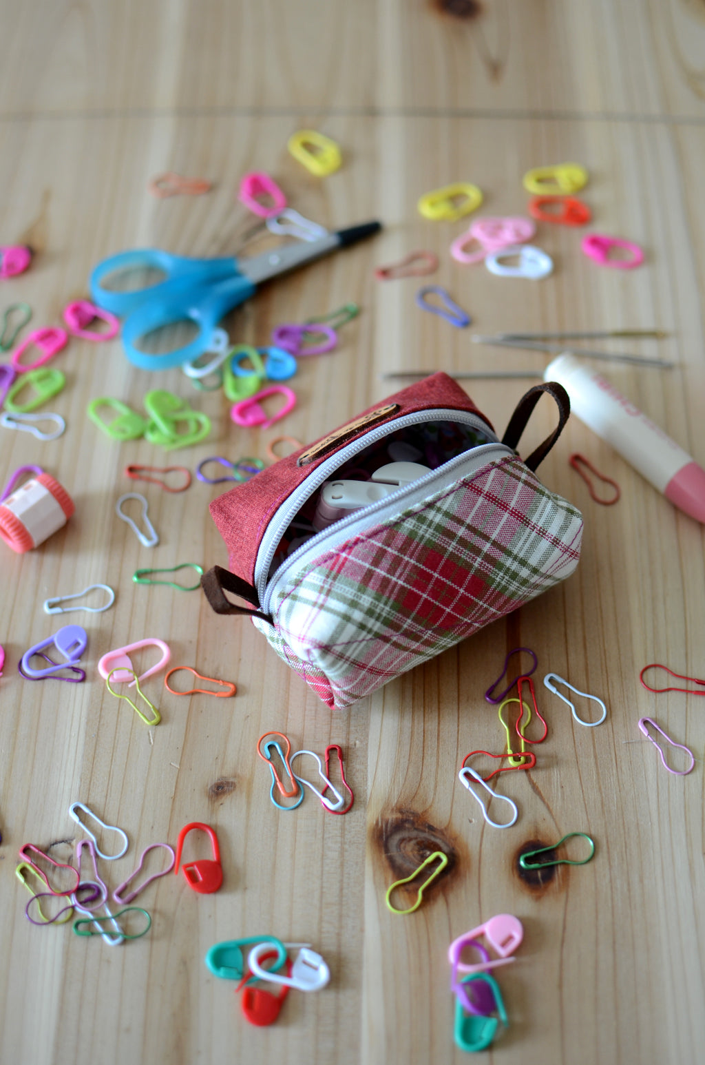 Perfect stitch marker/ progress keeper/ mini scissors pouch / Holiday check