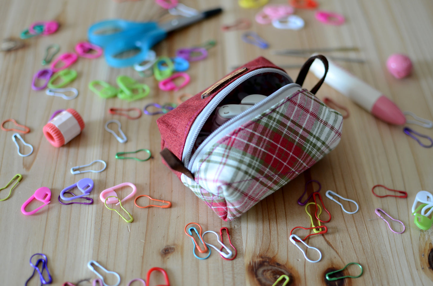 Perfect stitch marker/ progress keeper/ mini scissors pouch / Holiday check