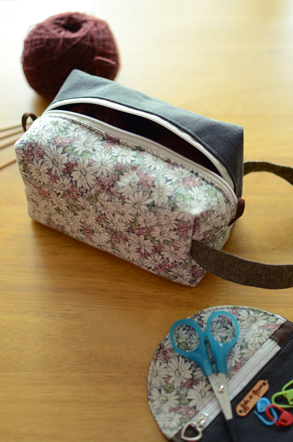 Flower power! Kntting proejct bag with carry handle