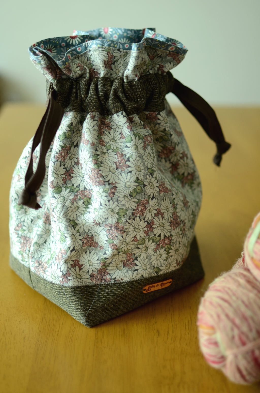 Project bag/ print on natural linen/ zipper pocket for accessories/ Linen Flower