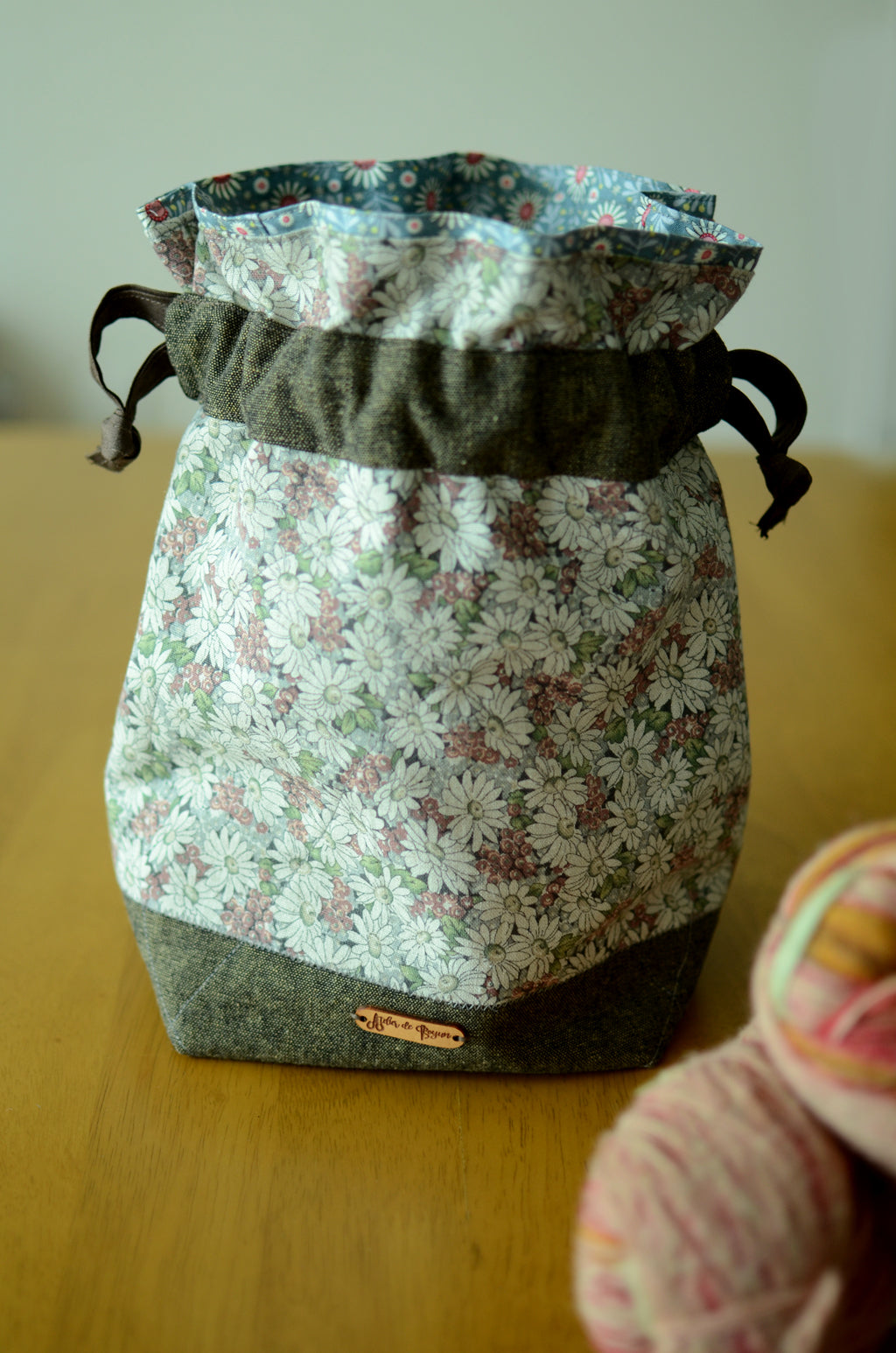 Project bag/ print on natural linen/ zipper pocket for accessories/ Linen Flower