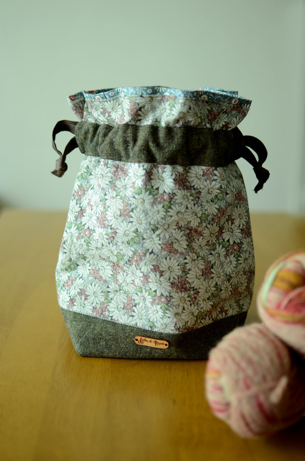 Project bag/ print on natural linen/ zipper pocket for accessories/ Linen Flower