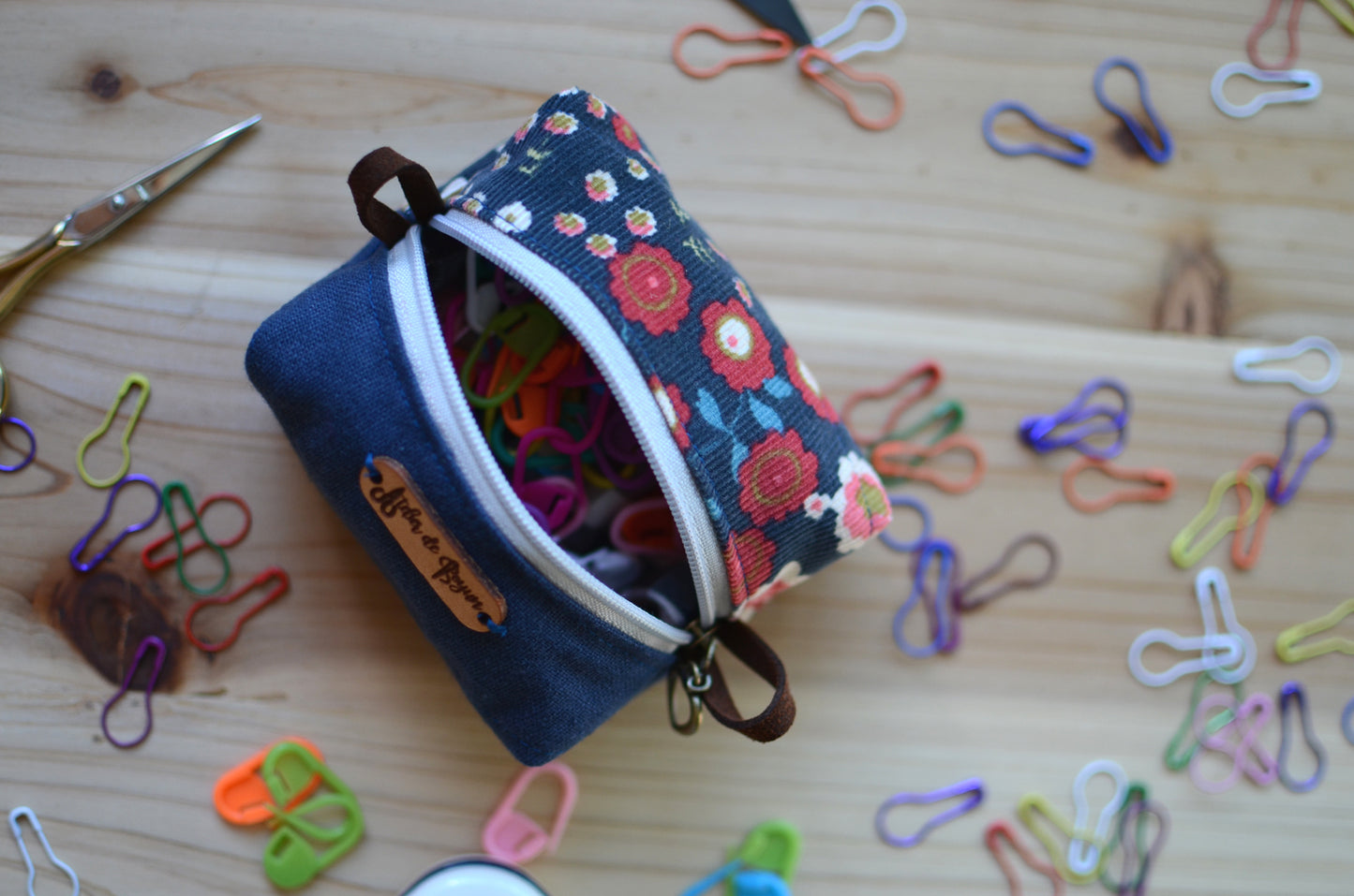 Perfect stitch marker/ progress keeper/ mini scissors pouch / Blue Floral