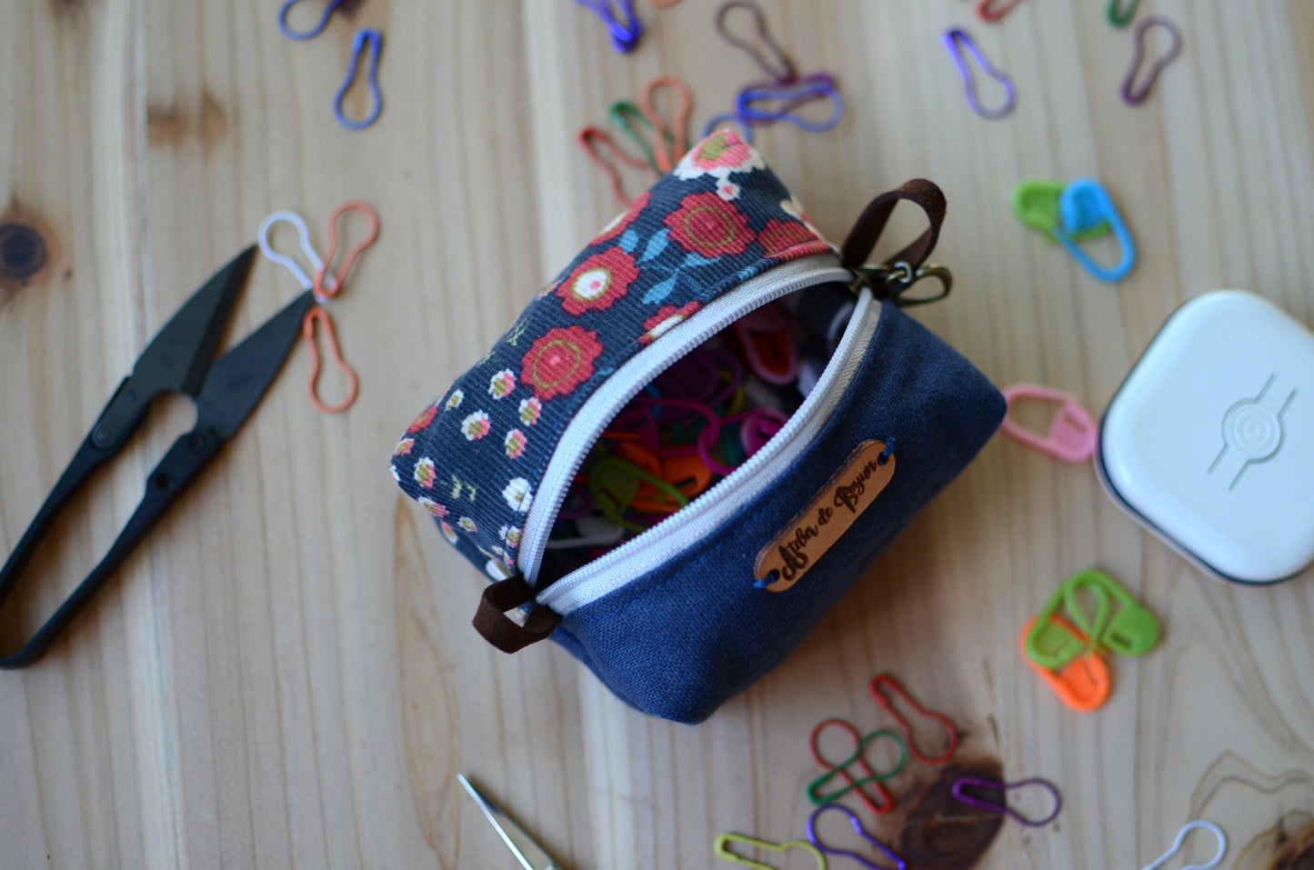 Perfect stitch marker/ progress keeper/ mini scissors pouch / Blue Floral