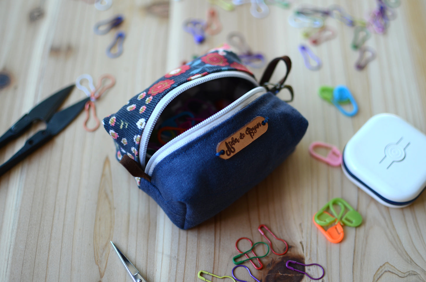 Perfect stitch marker/ progress keeper/ mini scissors pouch / Blue Floral