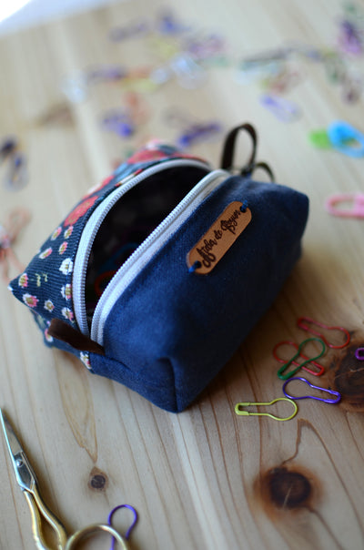 Perfect stitch marker/ progress keeper/ mini scissors pouch / Blue Floral