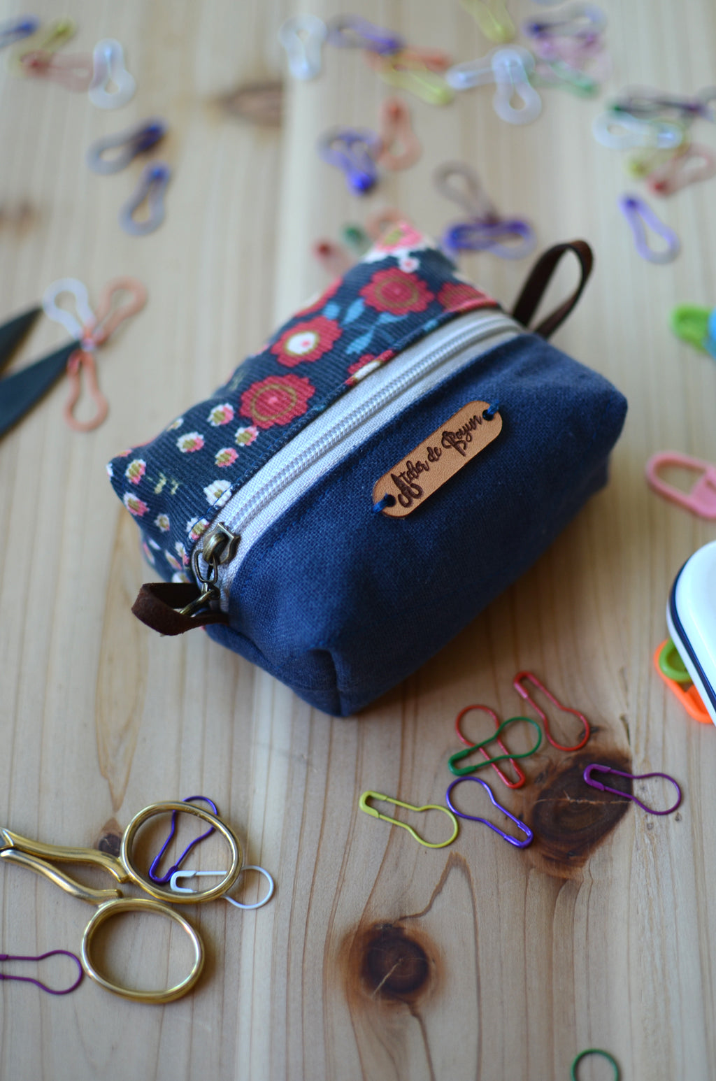 Perfect stitch marker/ progress keeper/ mini scissors pouch / Blue Floral