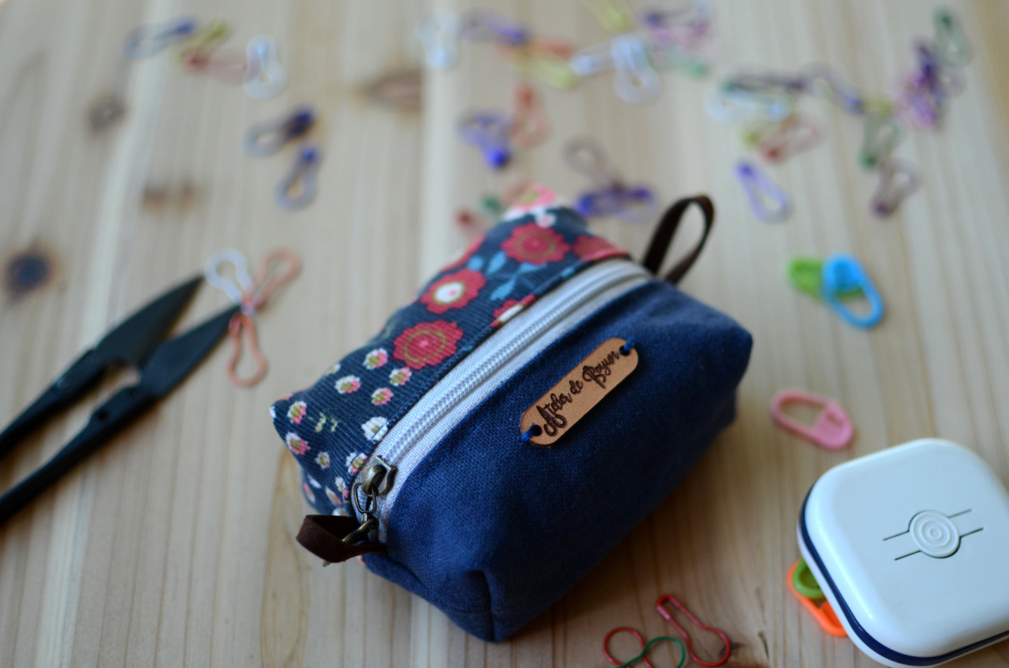 Perfect stitch marker/ progress keeper/ mini scissors pouch / Blue Floral