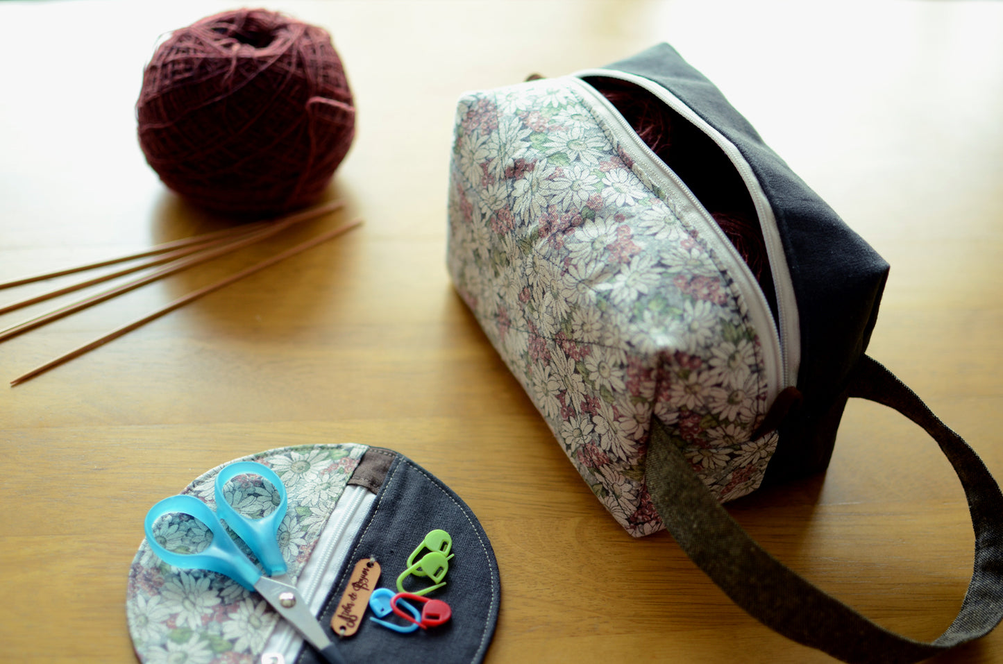 Flower power! Kntting proejct bag with carry handle