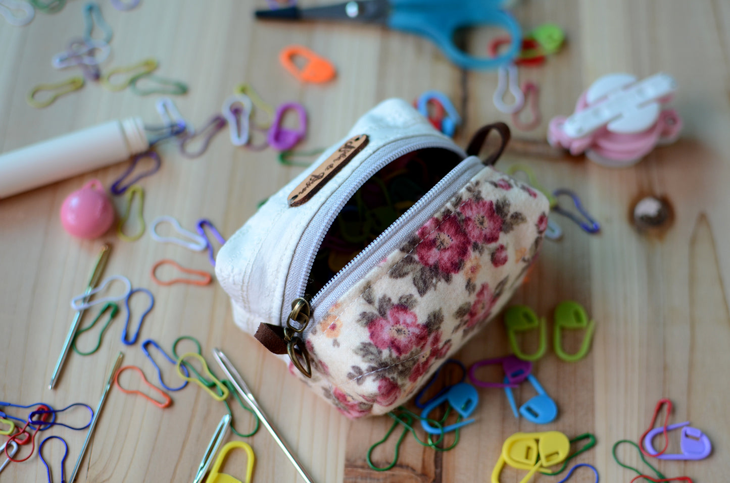 Organizer your small knitting accessories with some fun/ Spring Garden